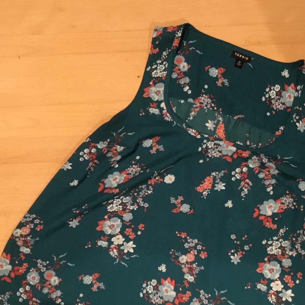 Torrid Scoop Neck Tank Top with flowers Sz 0
